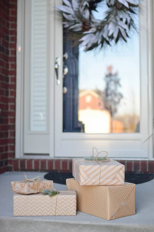 En bunke med gaver foran en hoveddør